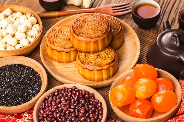 Traditionelle Mooncakes auf Gedeck mit Teetasse.