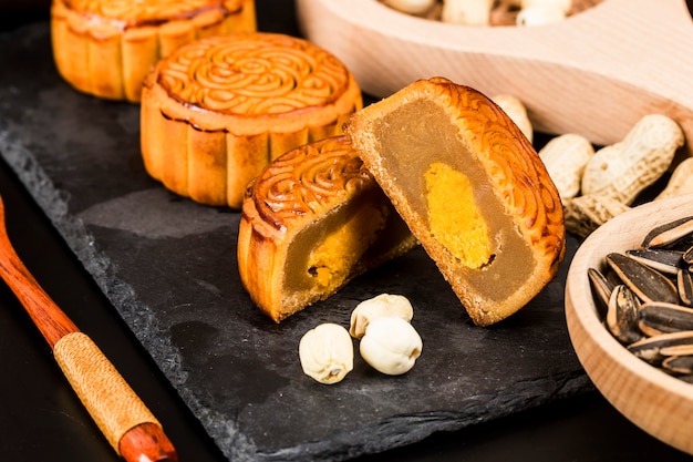 Traditionelle mooncakes auf gedeck mit teetasse.