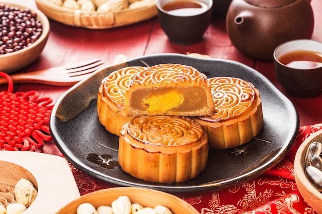 Traditionelle Mooncakes auf Gedeck mit Teetasse.