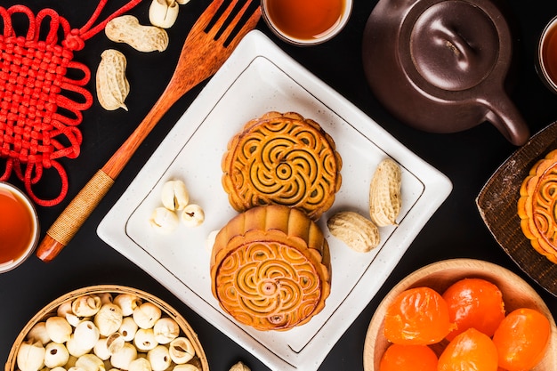 Traditionelle mooncakes auf gedeck mit teetasse.