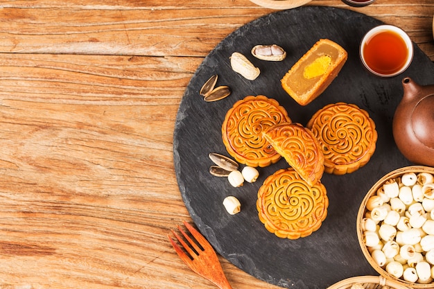 Traditionelle Mooncakes auf Gedeck mit Teetasse.