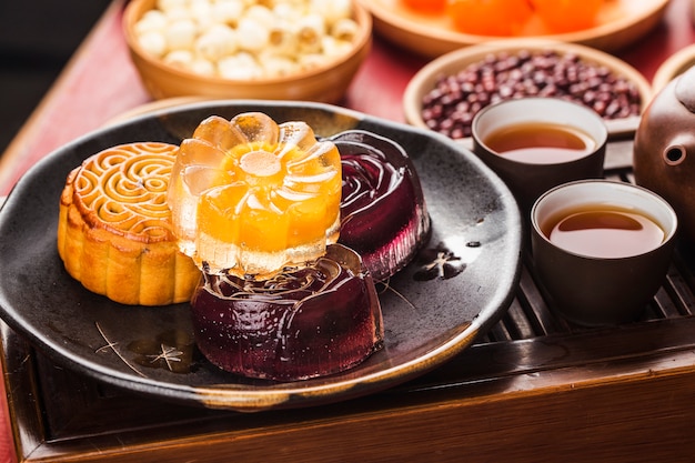 Traditionelle Mooncakes auf Gedeck mit Teetasse.