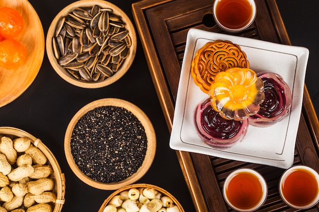 Traditionelle Mooncakes auf Gedeck mit Teetasse.