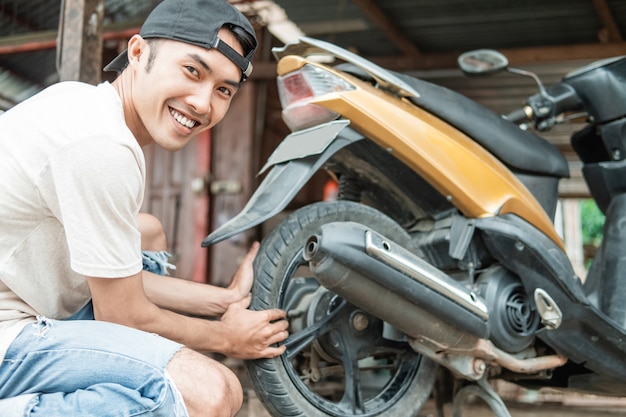 traditionelle Motorradreifenreparatur in Indonesien