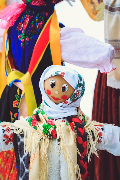 Traditionelle nationale belarussische Puppe Maslenitsa für den Feiertag des Frühlinges