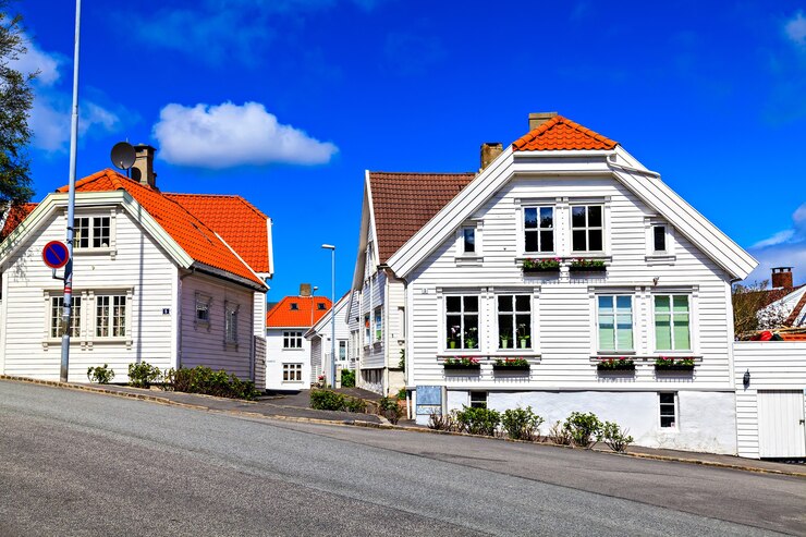 Traditionelle norwegische Architektur: ein Holzhaus