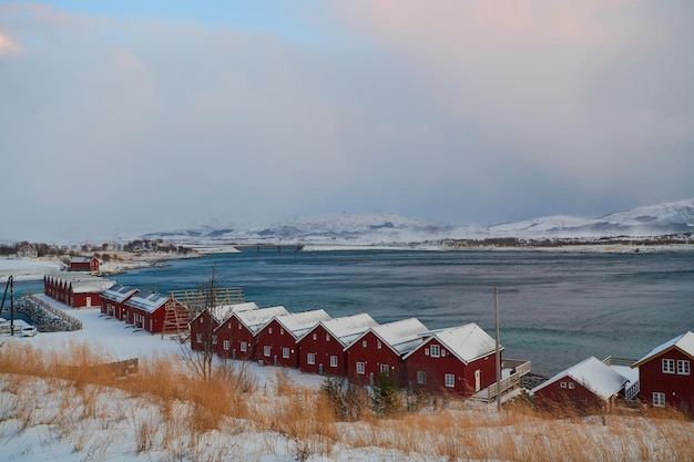 Traditionelle norwegische Fischerhütten und Boote auf der Insel Lofoten im Norden Norwegens. Wintersaison schlechtes Wetter