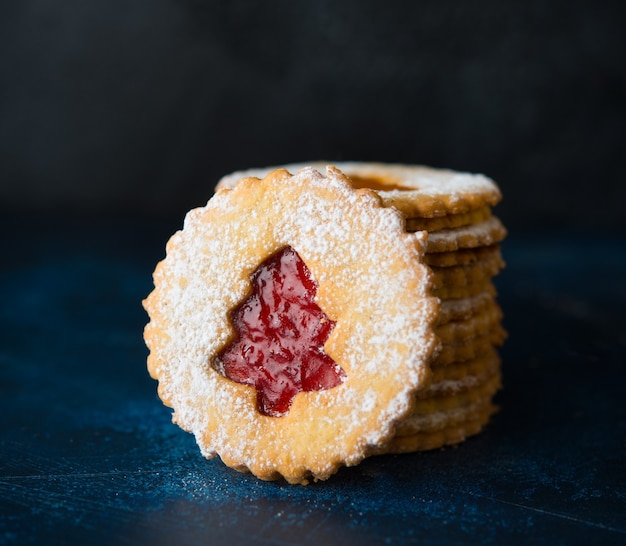 Traditionelle österreichische Linzer Kekse mit Marmelade, hausgemachten Kuchen, selektivem Fokus, Nahaufnahme