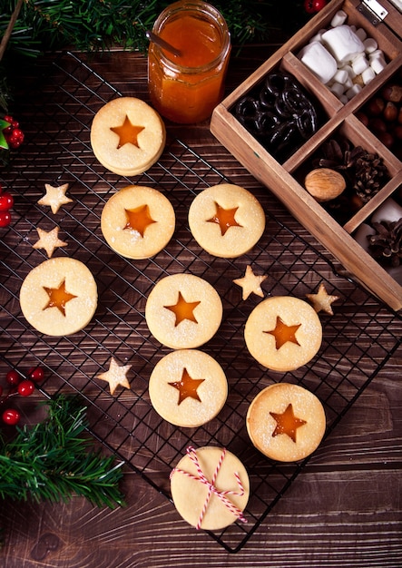 Traditionelle österreichische Weihnachtsplätzchen Linzer Kekse gefüllt mit Aprikosenmarmelade. Draufsicht.