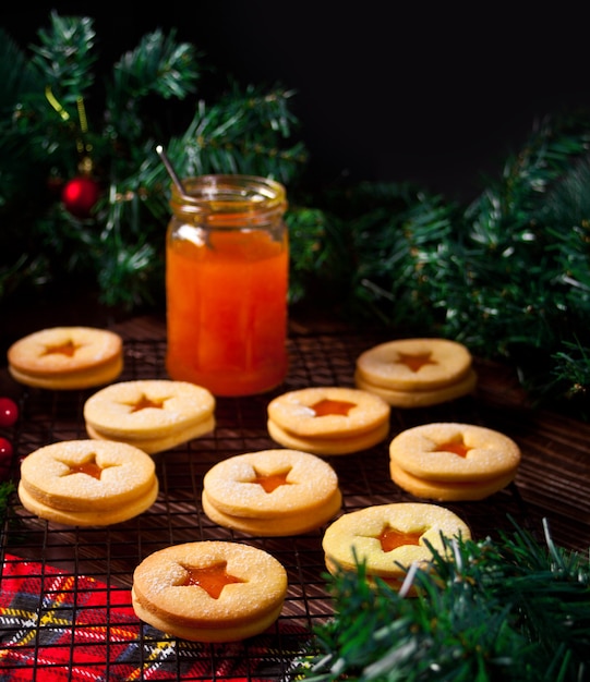 Traditionelle österreichische Weihnachtsplätzchen Linzer Kekse gefüllt mit Marillenmarmelade