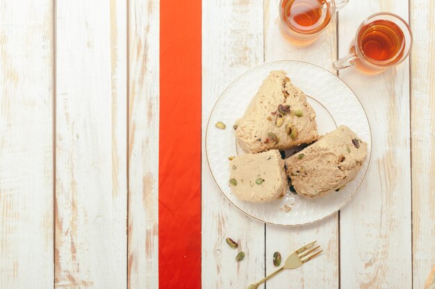 traditionelle östliche Desserts auf Holz