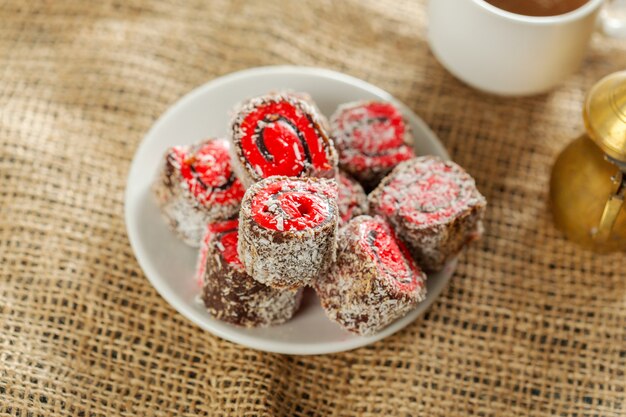 Traditionelle östliche Desserts auf Holz