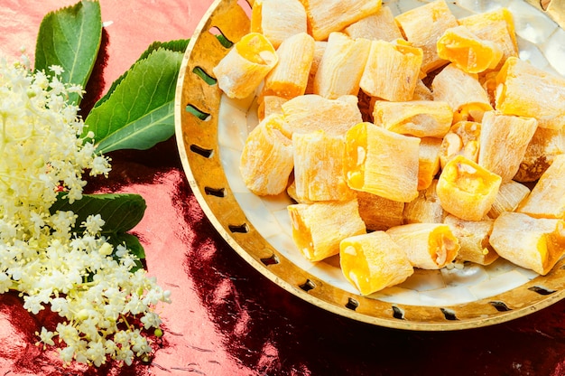 Traditionelle orientalische Süße, Turkish Delight Lokum mit Holundergeschmack.