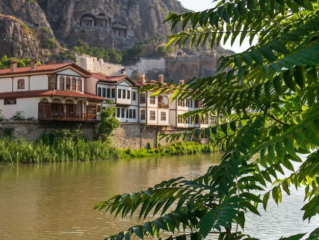 Traditionelle osmanische Häuser am Fluss in der Stadt Amasya