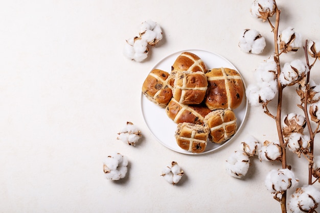 Traditionelle Osterbrötchen