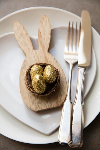 Traditionelle Osterfrühlingsmahlzeithintergrundtabelleneinstellung mit Häschen und Eiern