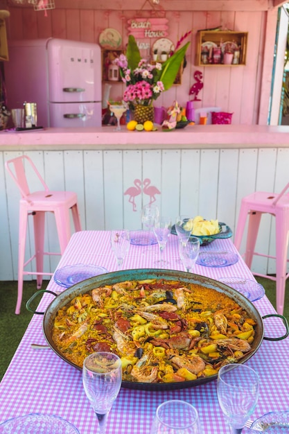 Traditionelle Paella für die ganze Familie im Freien. Picknicktag