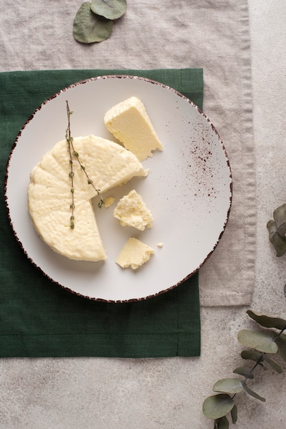 Foto traditionelle paneer-käse-komposition