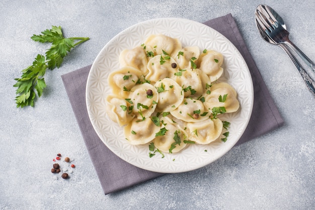 Traditionelle Pelmeni, Ravioli, Mehlklöße füllten mit Fleisch auf Platte, russische Küche.