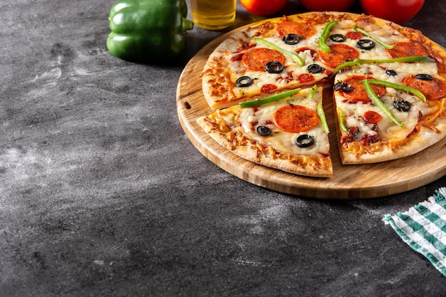 Traditionelle Pizza auf schwarzem Stein