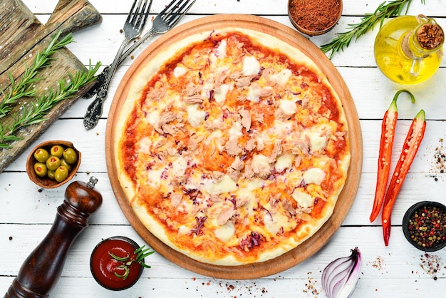 Traditionelle Pizza mit Thunfisch und Gemüse Draufsicht freier Platz für Ihren Text Rustikaler Stil