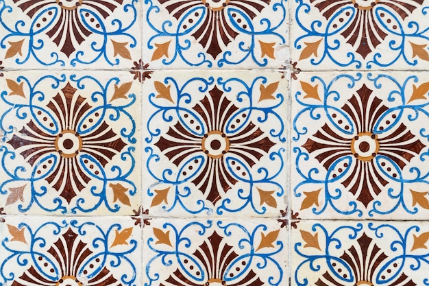 Traditionelle portugiesische Fliesen azulejo mit einfacher symmetrischer Verzierung Portugiesisches Kulturkonzept