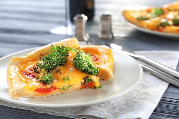 Traditionelle Quiche mit Brokkoli und Käse auf dem Teller