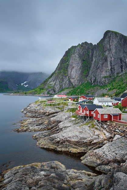 Traditionelle rote Rorbu-Hütten in Hamnoy-Dorf Norwegen