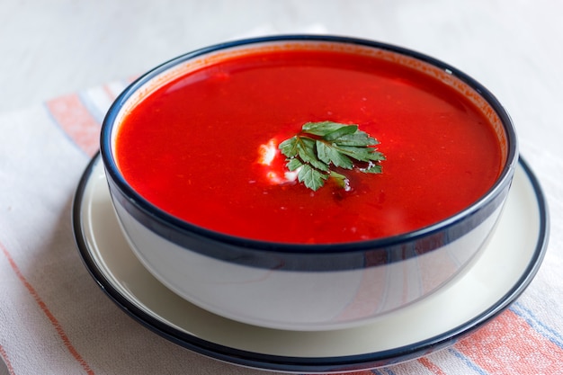 Traditionelle rote Rübensuppe - Borschtsch. Vegetarisches Diätfutter