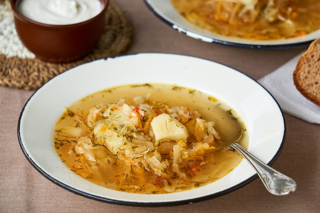 Traditionelle russische Gemüsesuppe mit Kohl in einer weißen Schüssel