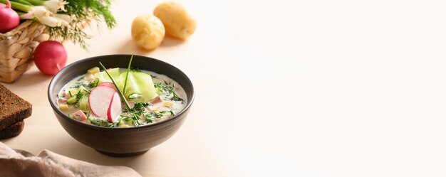 Traditionelle russische kalte Okroshka-Suppe mit Kefir