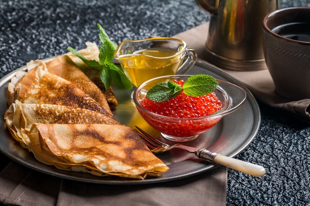 Traditionelle russische Pfannkuchen mit Kaviar