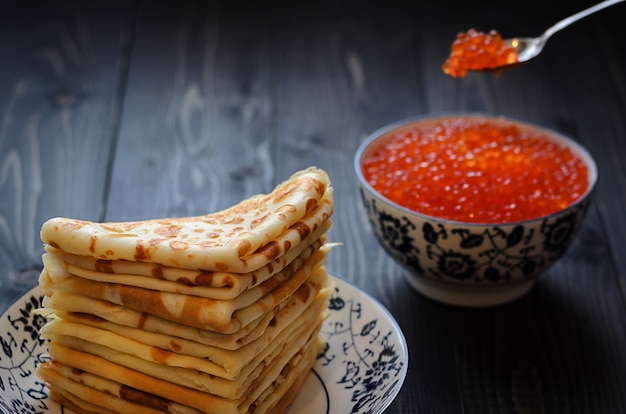 Traditionelle russische Pfannkuchen mit rotem Kaviar