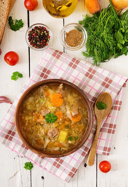 Traditionelle russische Suppe mit Kohl