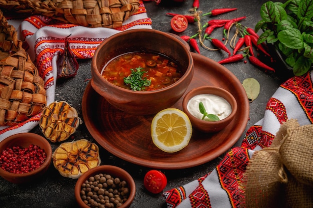 Foto traditionelle russische suppe soljanka mit zitronen-oliven-fleischgewürzen und kräutern