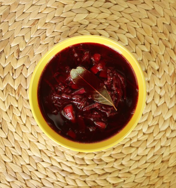 Traditionelle russische und ukrainische rote Borschtsch- oder Rote-Bete-Suppe mit saurer Sahne.