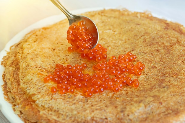 Traditionelle russische Vorspeise mit Pfannkuchen und rotem Kaviar, teures Gericht an Fasching, vor der Fastenzeit.