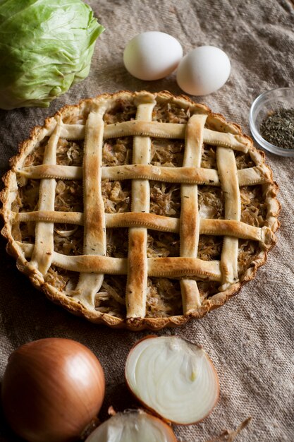 Traditionelle rustikale vegetarische Torte mit Kohl und Zwiebeln