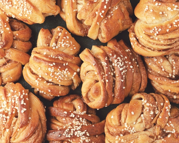 Traditionelle schwedische Zimtschnecken. Sehr beliebter Snack in ganz Skandinavien. Draufsicht