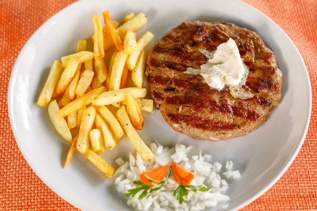 Traditionelle serbische Pljeskavica mit Pommes Frites