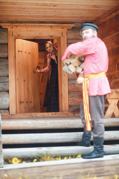 Traditionelle slawische Rituale im rustikalen Stil. Im Sommer draußen. Slawischer Dorfbauernhof. Bauern in eleganten Gewändern.