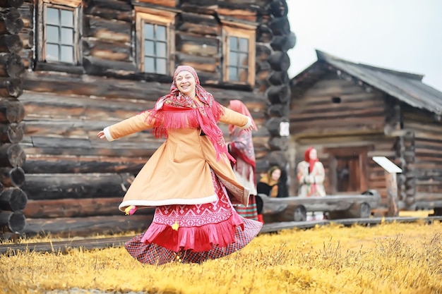 Traditionelle slawische Rituale im rustikalen Stil. Im Sommer draußen. Slawischer Dorfbauernhof. Bauern in eleganten Gewändern.