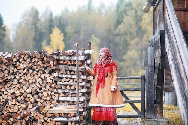 Traditionelle slawische Rituale im rustikalen Stil. Im Sommer draußen. Slawischer Dorfbauernhof. Bauern in eleganten Gewändern.