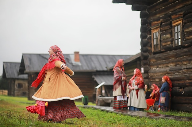 Traditionelle slawische Rituale im rustikalen Stil Outdoor im Sommer Slawischer Dorfbauernhof Bauern in eleganten Gewändern