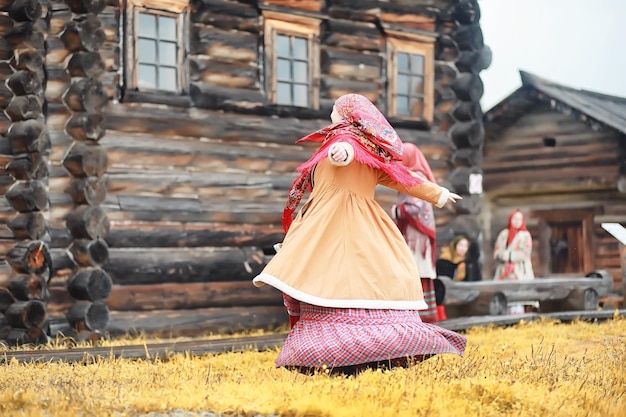 Traditionelle slawische Rituale im rustikalen Stil Outdoor im Sommer Slawischer Dorfbauernhof Bauern in eleganten Gewändern