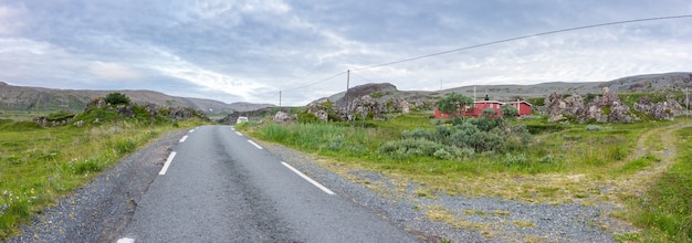 traditionelle Sommerhäuser entlang der nationalen touristischen Route Varanger, Finnmark, Norwegen