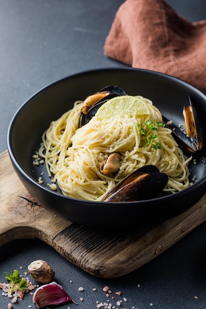 Traditionelle Spaghetti mit Muscheln, Fleisch und Sahne