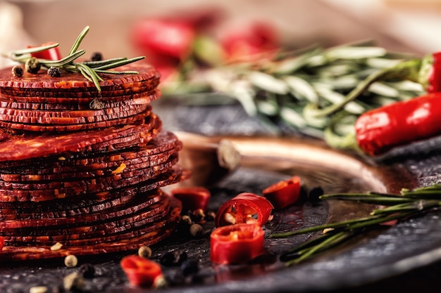 Traditionelle spanische chorizo-salami mit frischen kräutern knoblauchpfeffer und peperoni