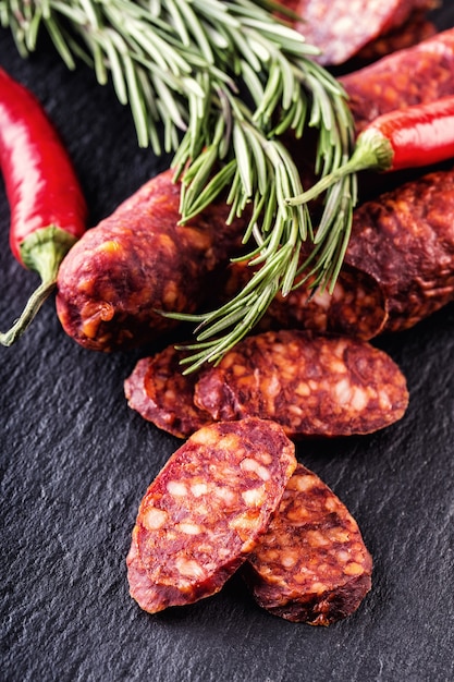 Traditionelle spanische Chorizo-Wurst mit frischen Kräutern Knoblauchpfeffer und Chilischoten