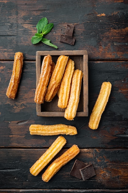 Traditionelle spanische Dessert-Churros mit Zucker und Schokolade